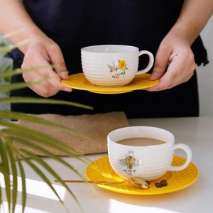Tasse à café et soucoupe en céramique de style pastoral russe - Motif floral avec abeilles, livrée dans une boîte cadeau noire - Product Image 1