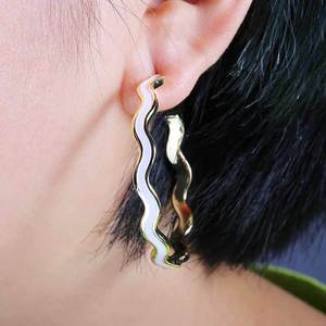 Orecchini Pendenti con Texture Ondulata per Donne, Eleganti Gioielli a Goccia con Effetto Increspato - Product Image 3
