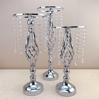 Accessoires de mariage modernes de haute qualité, centres de table, support à fleurs géométrique en métal avec anneaux en cristal pour la décoration de table