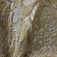 Tissu brocart 3D gaufré floral multicolore élégant avec fils dorés et argentés scintillants, tissu jacquard pour tenues de soirée