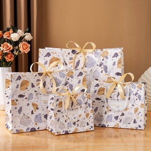 Borsa Regalo <span class=keywords><strong>di</strong></span> Lusso Personalizzata con Motivo Terrazzo in Carta Avorio, Elegante Manico con Nastro Dorato, Confezione per Boutique e <span class=keywords><strong>Abbigliamento</strong></span> - Product Image 2