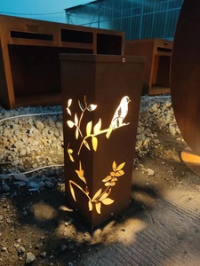 Borne lumineuse en acier Corten effet rouillé pour allée de villa et entrée de propriété - Product Image 1
