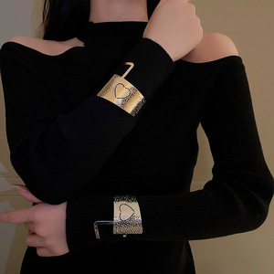 Ensemble de manchettes et bracelets pour le bras supérieur en métal argenté et bicolore, avec motif cœur géométrique abstrait en relief |   Élégant bracelet de bras en argent gaufré D - Product Image 3
