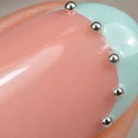 Faux ongles à presser en amande bleu ciel style French Manucure, faux ongles nude rose avec perles argentées, conception personnalisée ODM OEM en gros