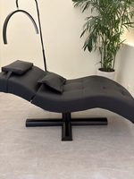 Table de massage et de soin esthétique moderne en similicuir rose, réglable et personnalisable, pour salon de beauté, spa, usage hôtelier, forme courbe en S