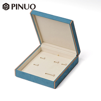 PINUO Luxus-Schmuckgeschenkbox Blaue Wildleder-Schmuckbox im Buchstil mit Roségold-Metallkante Fünf Ringfächer Präsentationstablett Individuell Anpassbar