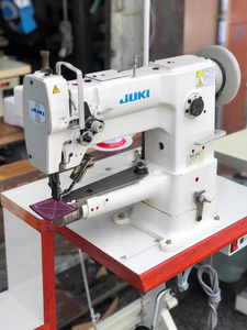 Máquina de Coser Plana Jukis DSC-246 de Cabezal Cuadrado Pequeño, de Una Sola Aguja, con Alimentación de Tela Integrada - Product Image 2