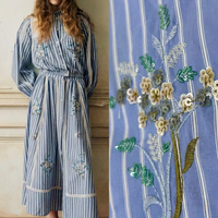 Tissu brodé de sequins à rayures bleues et motifs floraux, style campagnard frais, petites fleurs, tissu à sequins sur mesure pour filles