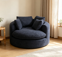 Fauteuil de salon moderne bleu marine en tissu chenille, avec assise profonde enveloppante, dossier haut et coussins, pour hôtel et appartement