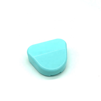 Boîte en PP 75x65x30mm pour la trempage et le stockage des prothèses dentaires avec plateau intégré et couvercle à fermeture sécurisée pour les voyages