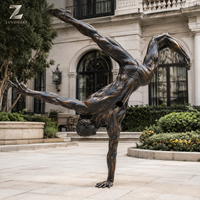 Sculpture d'homme exagérée en bronze antique, statue dynamique et surreale pour parc, jardin, œuvre d'art publique, fabriquée à la main