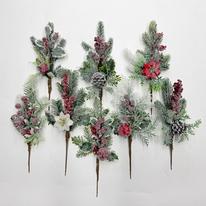 Décorations de Noël d'intérieur : Branches artificielles de type Norfolk, rouges, avec lumières intégrées, pour la décoration de hall d'entrée. - Product Image 2