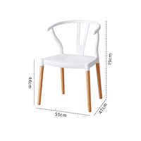 Chaise de salle à manger élégante en plastique avec dossier en Y et pieds en bois massif pour la maison et les restaurants