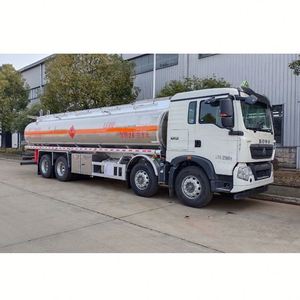 Nuevo Camión Cisterna de Combustible HOWO 8x4 Profesional de 35000L para Transporte de Líquidos Inflamables - Product Image 1