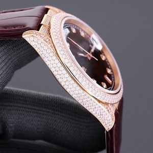 Reloj Automático de Hombre con Caja de Oro Rosa Completamente Incrustada en Diamantes, Esfera con Indicador de Fecha, Correa de Cuero Genuino Marrón - Product Image 4