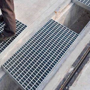 Grille en acier galvanisé anti-corrosion HDB de Singapour 1800x300mm pour drainages extérieurs et couvertures de fossés - Product Image 2