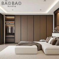 Dressing sur mesure moderne pour toute la maison, super grand, ajustable et assemblé, avec portes vitrées et bureau/coiffeuse intégrés