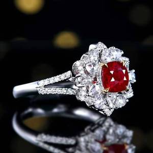 Bague Statement pour Femme en Or Massif 18K avec Rubis Naturel Non Chauffé Couleur Sang de Pigeon de 1,2 ct et 82 Grands Diamants Brillants Latéraux – Bijou - Product Image 4