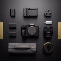 Appareil photo Sony Alpha 7 III (ILCE-7M3) d'occasion avec objectif 50mm f/1.8, 24.2MP, plein format, vidéo 4K, kit portrait et vlogging, faible vitesse de déclenchement