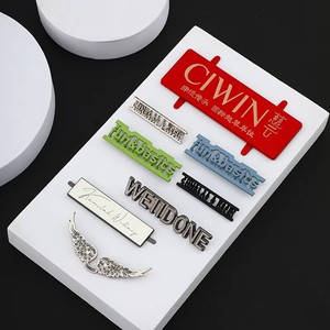 Placa con el logotipo de <span class=keywords><strong>metal</strong></span> fundido a presión personalizado con envoltura protectora de película fuerte Marca de <span class=keywords><strong>metal</strong></span> personalizada para bolsos y accesorios de equipaje - Product Image 5