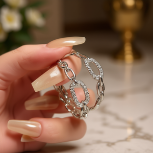 E2534 Anello in Oro Bianco con Cristalli e Strass, Design Geometrico con Incastonatura a Pavé, Gioiello Trendy da Donna per Uso Quotidiano - Product Image 2