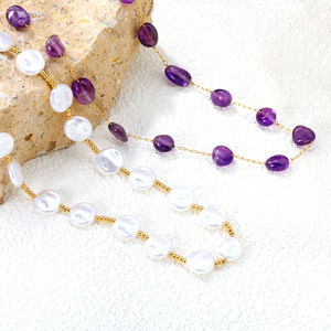 Collar de perlas para mujer, cadena de oro con cuentas blancas y moradas, joyería de moda para uso diario - Product Image 1