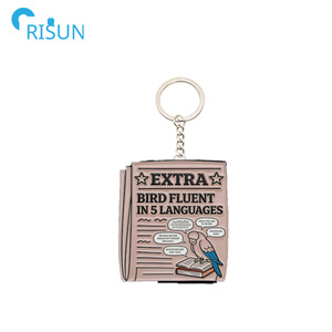 Llavero de Esmalte con Diseño de Periódico y Alfabeto Inglés, Personalizable con Logotipo, para Promoción - Product Image 3