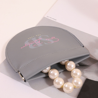 Collection de pochettes à bijoux personnalisées A1 avec logo, manches plates colorées, attaches métalliques, illustration frontale, bijoux en perles et emballage
