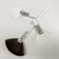 Groothandel Beauty Tool Op Maat Gemaakt Logo Houten Mini Korte Steel Synthetische Pluizige Zachte Gezichts Cosmetische Make-up Kwasten Fan Masker Kwast