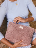 Pochette de maquillage pour femme en tissu doux Teddy avec fermeture éclair et logo personnalisé pour l'hiver, pochette de toilette en peluche douce pour femme