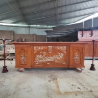 Conjunto de Altar y Atril de Madera para Iglesia con Patrones Religiosos Intrincados para Espacios Sagrados