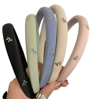 Serre-tête en tissu fait main avec nœud argenté simple pour femme, accessoire de mode élégant et stylé pour le lavage du visage