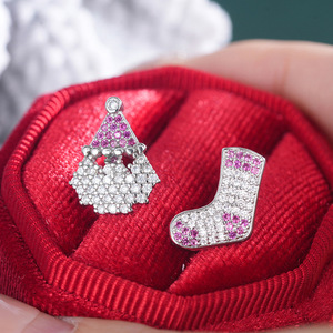 Boucles d'oreilles asymétriques Père Noël et chaussette pour femmes, design de Noël - Product Image 5