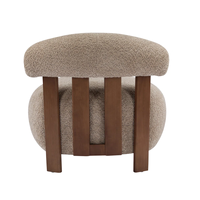 Chaise d'accent de Brown tapissée par dossier incurvé court confortable avec quatre jambes en bois pour détendre