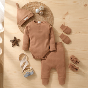Ensembles de vêtements pour bébé en bambou biologique de qualité supérieure, lot de 5 avec bonnet, couleur camel, pour berceau et couches, fabriqués en Inde - Product Image 2