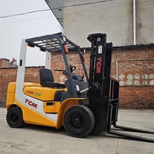 Montacargas Diésel TCM Usado de Combustión Interna, 3 Toneladas de Capacidad, Operación Sentado, Mástil de Dos Etapas, Desplazador Lateral Hidráulico, Sólido - Product Image 4