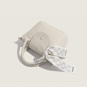 Bolso de Mano Moderno para Mujer con Diseño de Alas, Textura de Alta Gama, Estilo Extranjero Popular, Cierre de Cremallera y Forro de Poliéster - Product Image 3