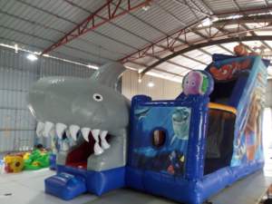 Castillo inflable con forma de tiburón para alquiler comercial en fiestas infantiles al aire libre - Product Image 3