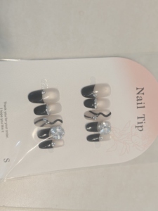 Ensemble de faux ongles minimalistes de luxe faits à la main, ongles amande français nude et noirs avec ligne ondulée dessinée à la main - Product Image 3