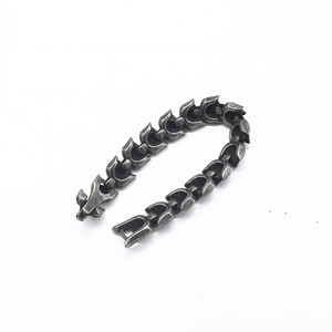 Yunnique Elegante Brazalete de Acero de Titanio Negro con Diseño Geométrico de Planta, Joyería Unisex, Brazalete de Acero Inoxidable 316 - Product Image 2