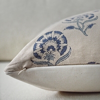 Housse de coussin imprimée 100 % coton bleu mat floral, taie d'oreiller décorative botanique pour chaise de jardin extérieure, vente en gros
