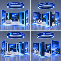 Stand d'exposition modulaire hybride 20x30 avec enseigne LED suspendue, arche lumineuse et murs vidéo pour la showroom TravelTech 2027