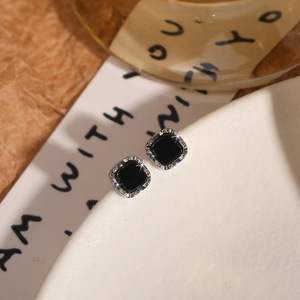 Pendientes de tuerca de cobre negros de lujo con diseño geométrico cuadrado, estilo delicado, diseño de nicho, sofisticados, a la moda y versátiles. - Product Image 4