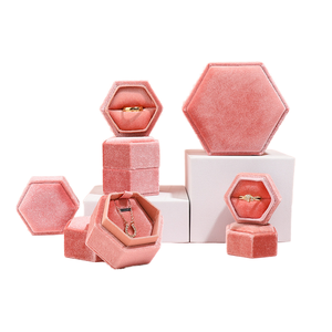 Boîtes cadeaux rigides recyclables en carton et velours rose, mini et petites, pour bijoux, montres et lunettes – Idéales pour les propositions de mariage et les mariages - Product Image 1
