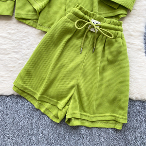 Completo da <span class=keywords><strong>donna</strong></span> primaverile autunnale casual in <span class=keywords><strong>maglia</strong></span> waffle, 2 pezzi: camicia a maniche lunghe con bottoni e pantaloncini con coulisse in vita, loungewear - Product Image 3