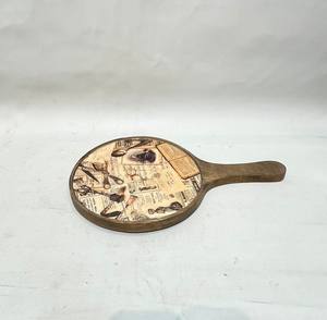 Assiette décorative Heritage Script avec impressions vintage superposées, surface recouverte d'impressions vintage, évoquant des journaux anciens, collection de designers avec écritures manuscrites. - Product Image 3