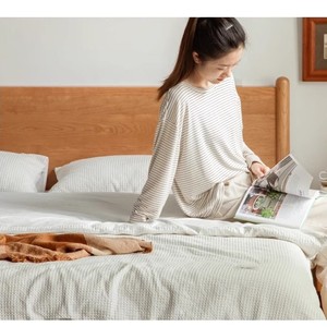 Lit de rangement en bois de cerisier nordique 1,8 m avec vérin à gaz, lit double en bois massif pour chambre principale avec fonction de rangement - Product Image 2
