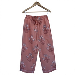 Ensemble pyjama en coton à imprimé floral pour femme, avec chemise boutonnée à manches longues, passepoil contrasté et pantalon à cordon élastique - Product Image 4