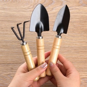 Ensemble d'outils de jardinage en trois pièces avec manche en bois <span class=keywords><strong>pour</strong></span> ameublir la terre, cultiver les légumes et entretenir les jardins à domicile - Product Image 4