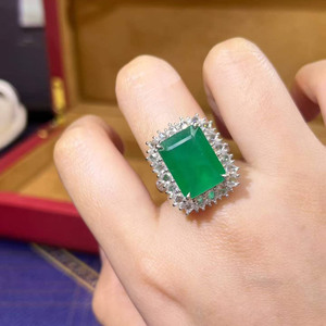 Bague en or blanc 18 carats avec émeraude naturelle verte vif GRC de 7,62 carats et 81 diamants d'appoint de 1,35 carat pour occasions de soirée féminines - Product Image 2